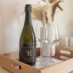 Soba Plavina - steklenica Plavine in dva kozarca za vino na lesenem pladnju