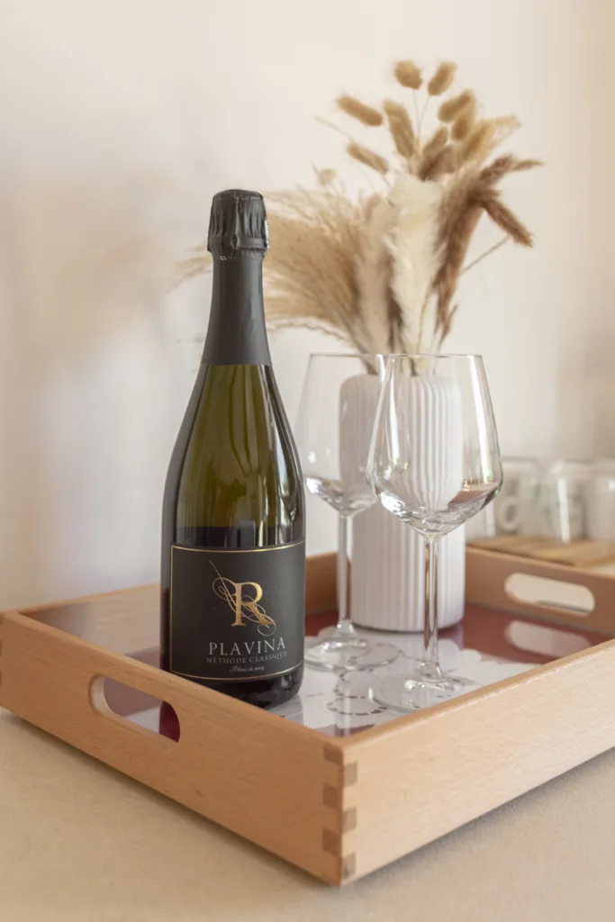 Soba Plavina - steklenica Plavine in dva kozarca za vino na lesenem pladnju