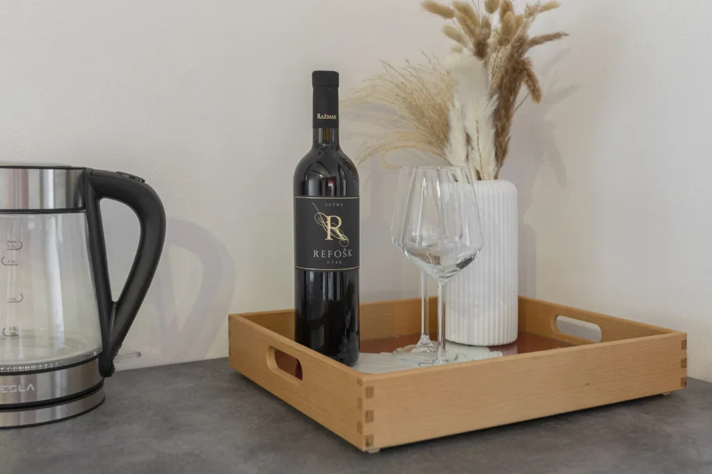 Soba Refošk - lesen pladenj s steklenico refoška in dvema kozarcema za vino