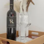 Soba Refošk - lesen pladenj s steklenico refoška in dvema kozarcema za vino