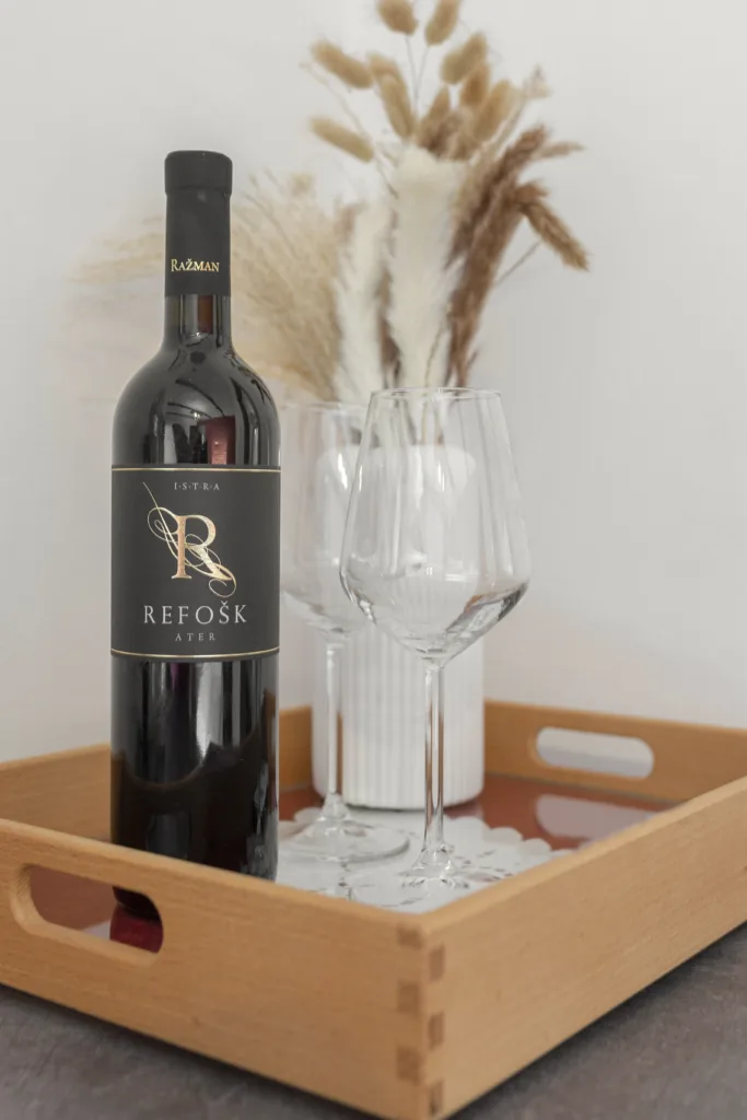 Soba Refošk - lesen pladenj s steklenico refoška in dvema kozarcema za vino