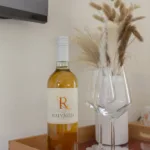 Soba Malvazija - lesen pladenj s steklenico Malvazije in dvema kozarcema za vino