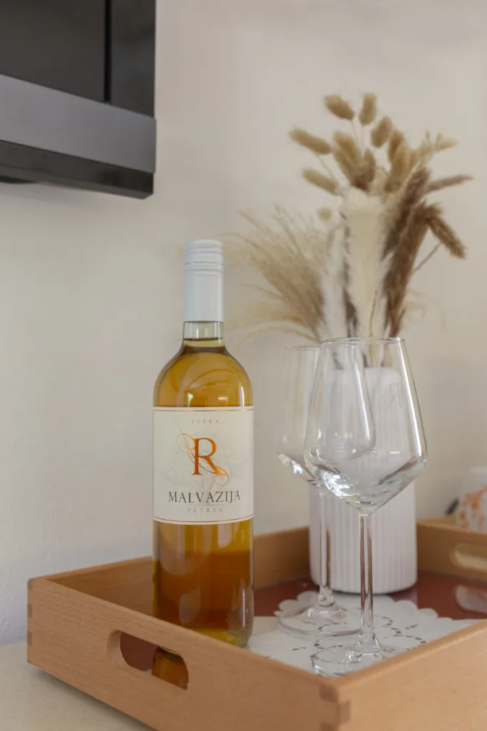 Soba Malvazija - lesen pladenj s steklenico Malvazije in dvema kozarcema za vino
