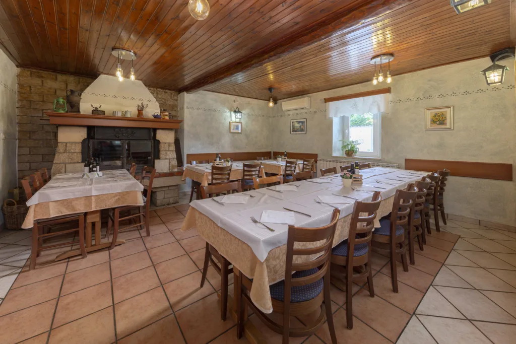 Gostila Ražman znotraj - soba za zaključene skupine - pogled proti kaminu