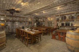 Vinska klet z jedilnimi mizami, klopmi in stoli
