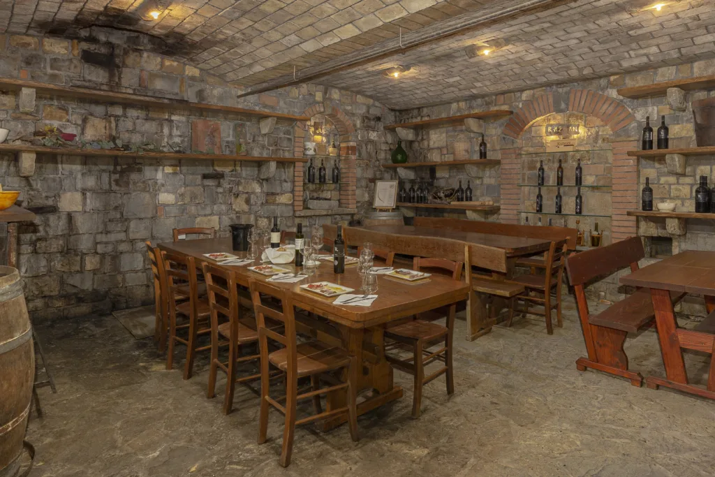 Vinska klet z jedilnimi mizami, klopmi in stoli