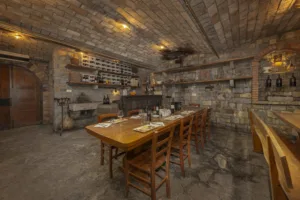 Vinska klet z jedilnimi mizami, klopmi in stoli