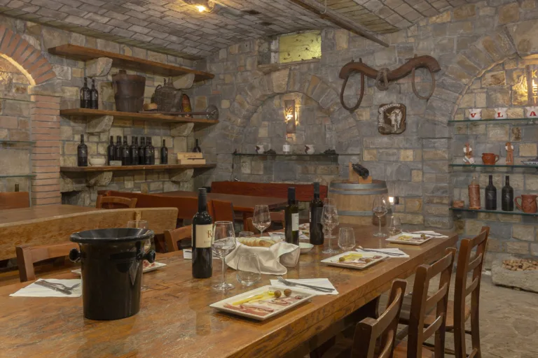 Vinska klet z jedilnimi mizami, klopmi in stoli